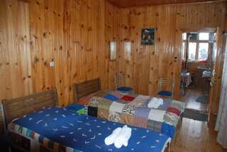 Гостевой дом Keti Pilpani Guesthouse Местиа Трехместный номер с основными удобствами-9