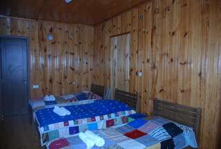 Гостевой дом Keti Pilpani Guesthouse Местиа Трехместный номер с основными удобствами-10