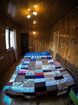 Гостевой дом Keti Pilpani Guesthouse Местиа Трехместный номер с основными удобствами-4